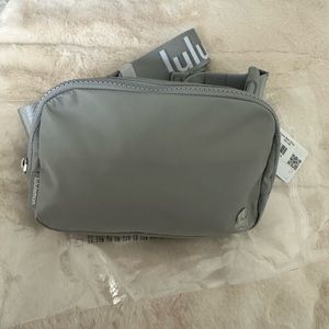NWT LULULEMON Everywhere Belt Bag in Silver Drop/White
